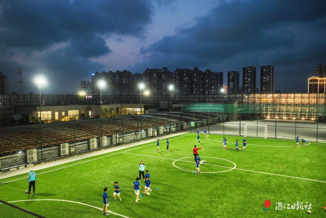 湛江空中球场,湛江专业足球场