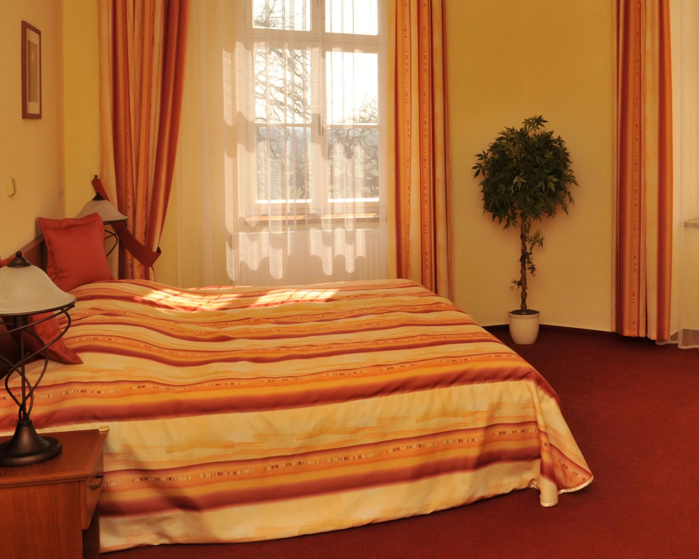 女婿和女儿让我卖掉老家的房子，去*海帮上**她们带孩子，我果断拒绝