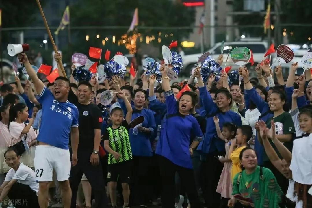 贵州村超火爆引网友热议,贵州村超持续爆火引发热议
