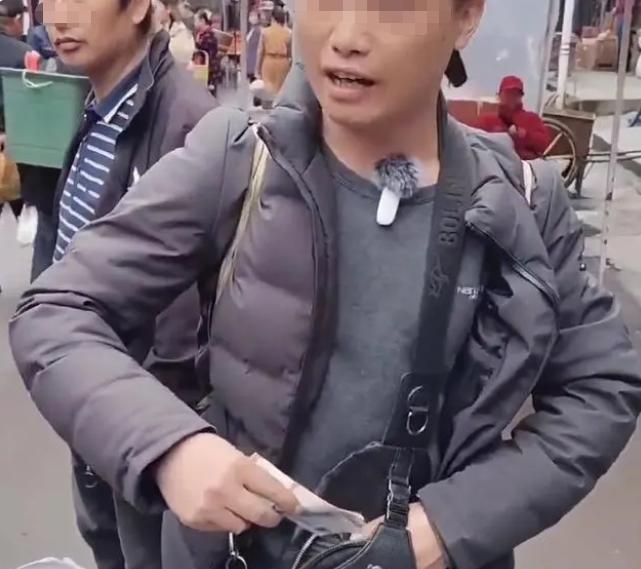 是雁过拔毛还是摆拍？湖南男子买菜被大妈收卫生费，不给钱不让走