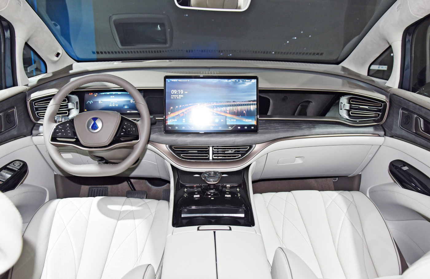 腾势d9新能源白色,腾势d9灰色纯电实车