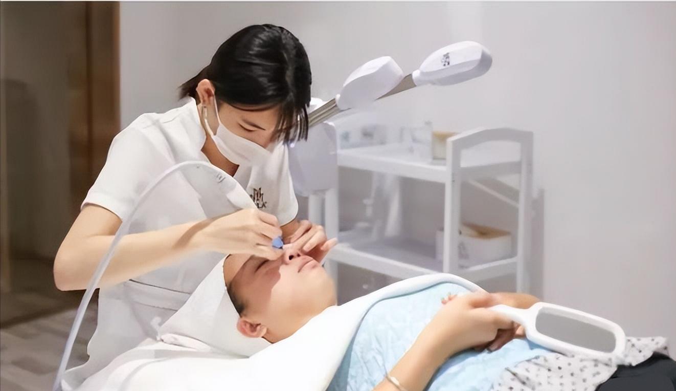 鼻子黑头里挤出的白色油脂怎么办,鼻子上有硬硬的黑头怎么办