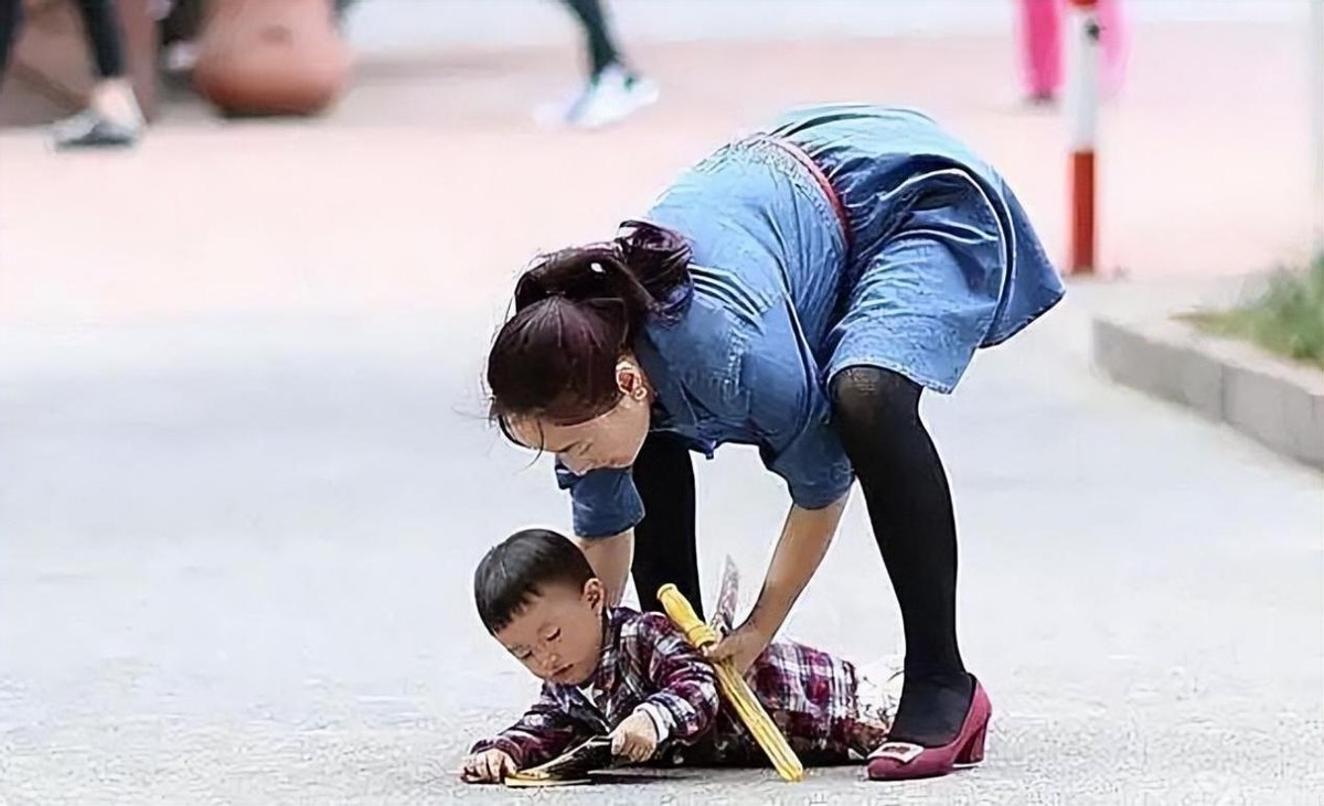 16年重庆女孩晕厥，醒来后扯头发吃，专家：吃头发对身体没有坏处