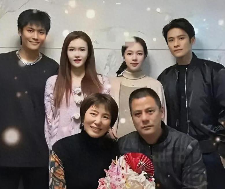 关注小杨哥爸爸不雅视频：群已解散，涉事者删除评论