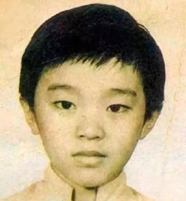 割完单眼皮就好事不断的6位港星，成龙脱胎换骨，甄子丹迅速起飞