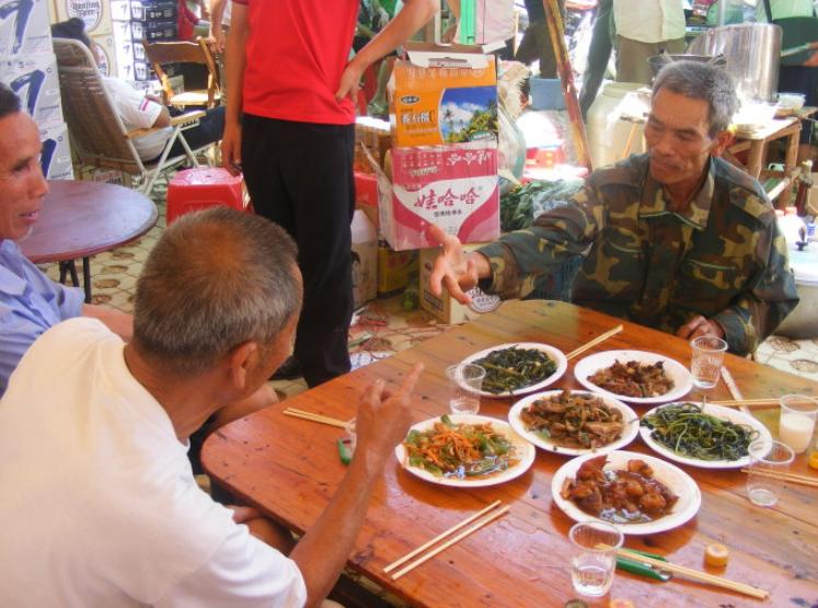 农村61岁老人10年积蓄为儿买房,76岁老汉为儿子娶40岁娇妻