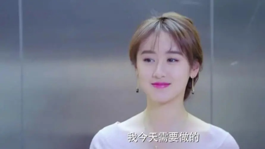 她曾被誉为娱乐圈校花,她被称为最美校花