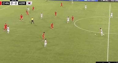 国足2-1逆转泰国朱辰杰手球,国足输越南朱辰杰哭了