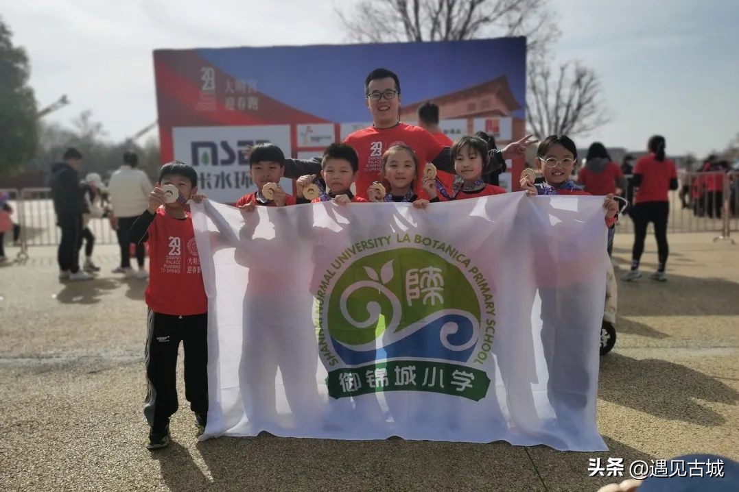 锦旗传谢意师爱暖人心师大御小有温度教育！