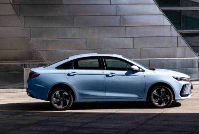 轩逸、朗逸该退位了，10万级首选吉利帝豪LHi·P，油耗低、够安全