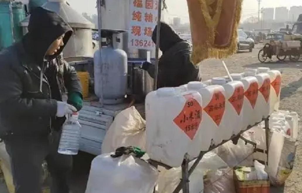 农村61岁老人10年积蓄为儿买房,76岁老汉为儿子娶40岁娇妻