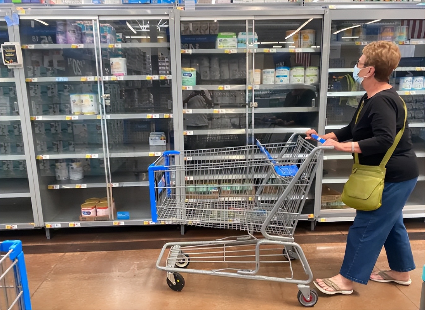 一罐奶粉难倒美国？纽约进入紧急状态，政府出动军机采购进口奶粉