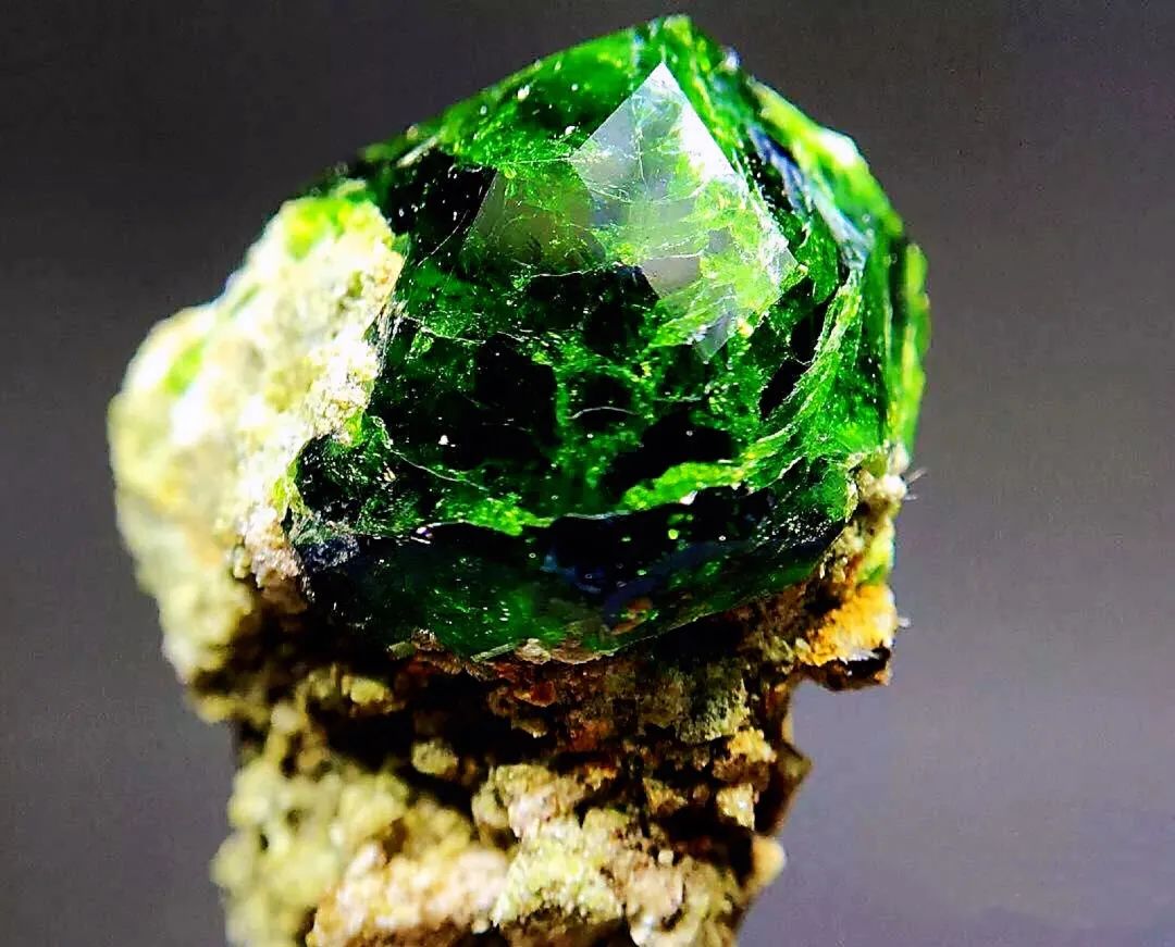 高端宝石级的石榴石,石榴石明星