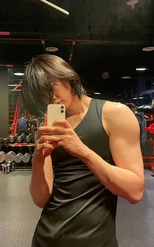 现在流行宽肩,韩国流行宽肩