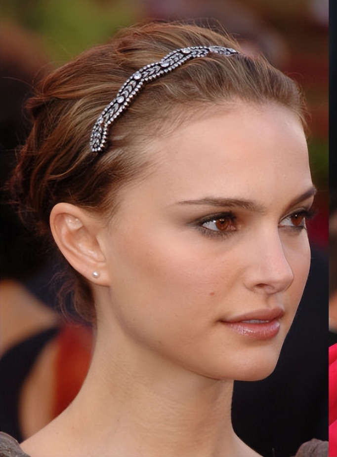 王冠要怎么戴才不会压塌头发,王冠头饰戴法