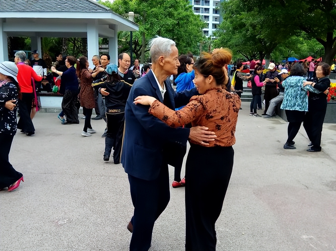 教跳交谊舞的视频教程,交谊舞怎样练舞姿