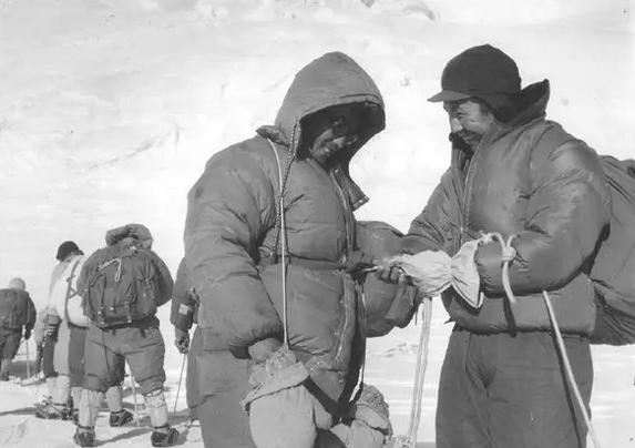 从截肢患癌到比肩姚明,还被吴京拍成电影,他是中国最牛的老头?