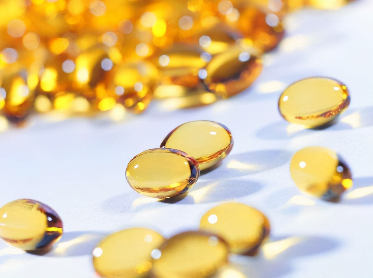 冬天来了皮肤干燥脱衣服有皮屑,冬天皮肤很干燥全是皮屑