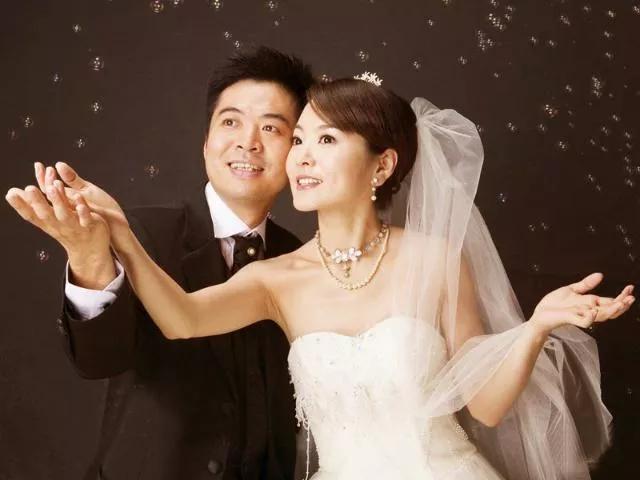 黄健翔前妻是端盘子的吗,足球解说员黄健翔现任妻子