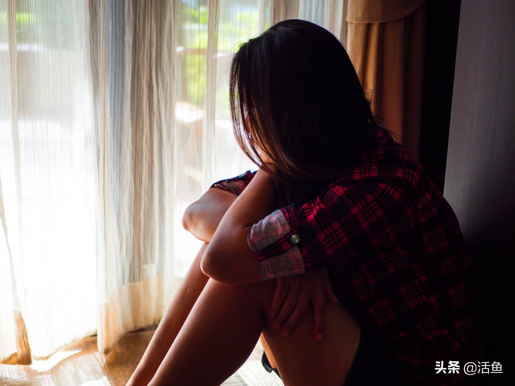 “叛逆”女孩不喜欢继父报假案，警官把她当女儿，助她考上大学