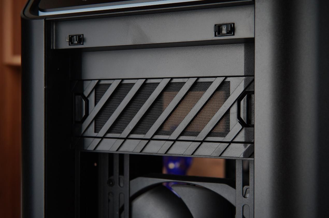 可以装多个硬盘的主机箱,带可插拔硬盘盒的主机