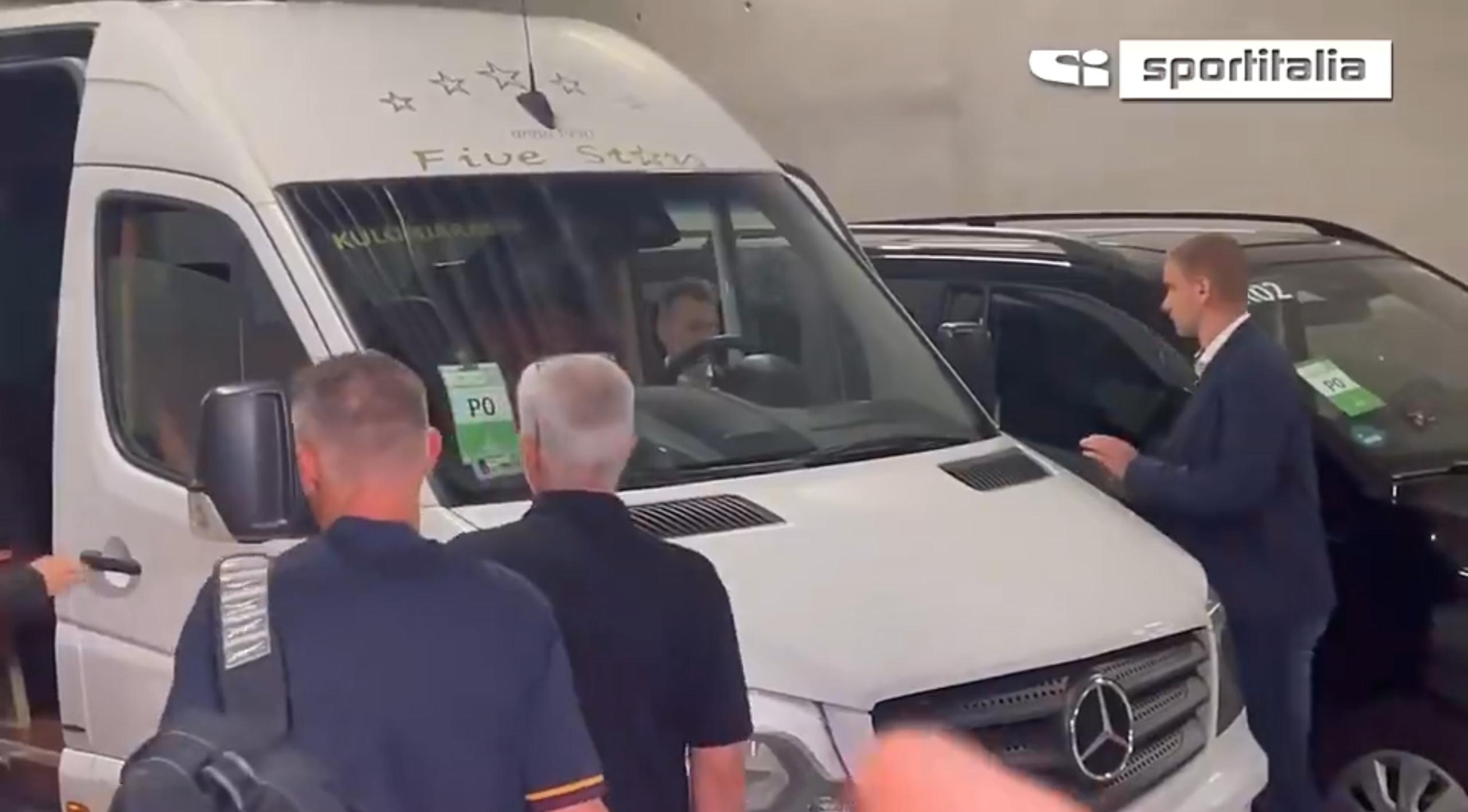 暴怒!欧联杯丢冠穆帅停车场堵裁判大骂:你们太耻辱!去你的欧足联