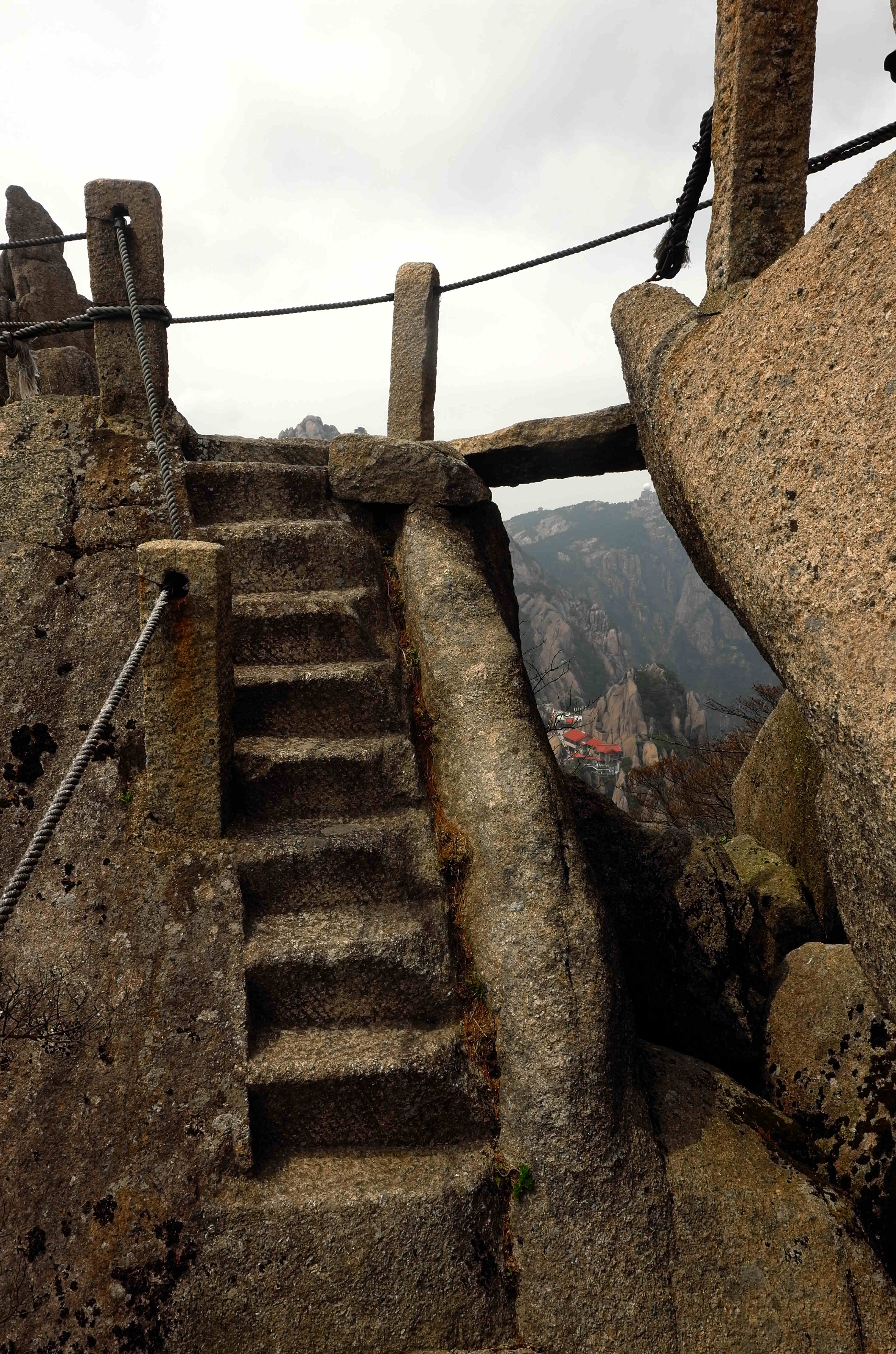 黄山天都峰会走鲫鱼背吗,黄山天都峰鲫鱼背第一视角