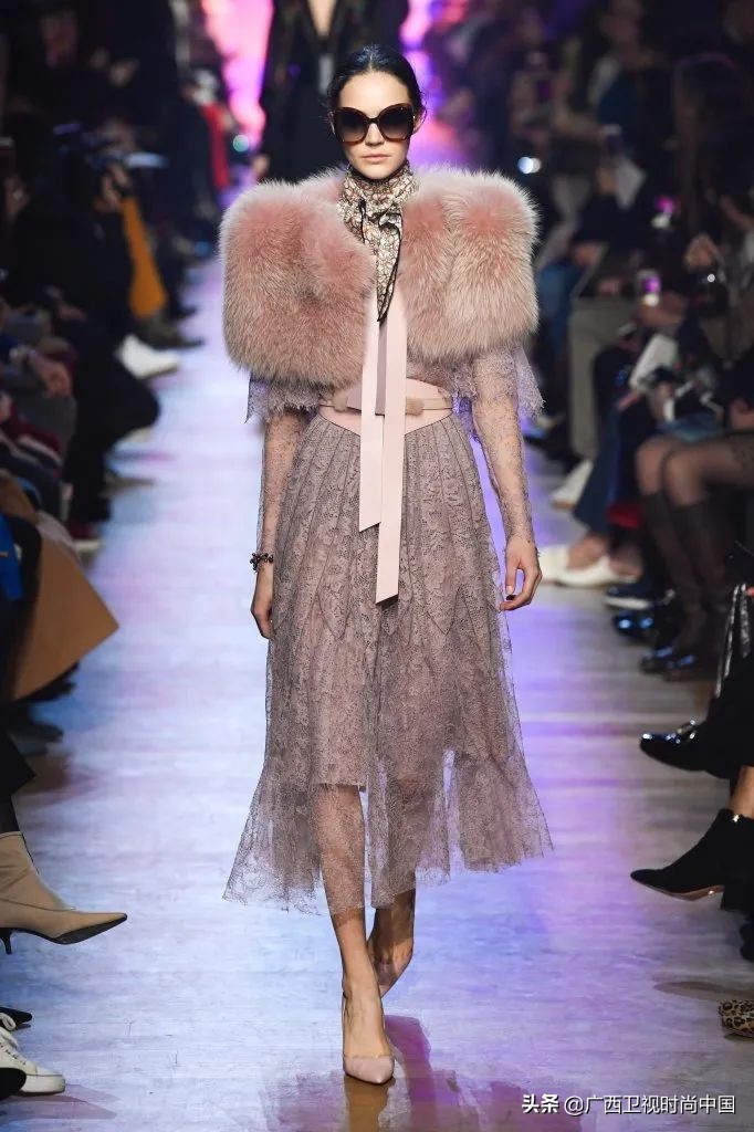 简单又时髦的丝巾系法你学到了吗,美丽时尚精美基础丝巾推荐