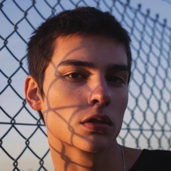 朋友圈自拍文案短句干净治愈,朋友圈自拍文案女