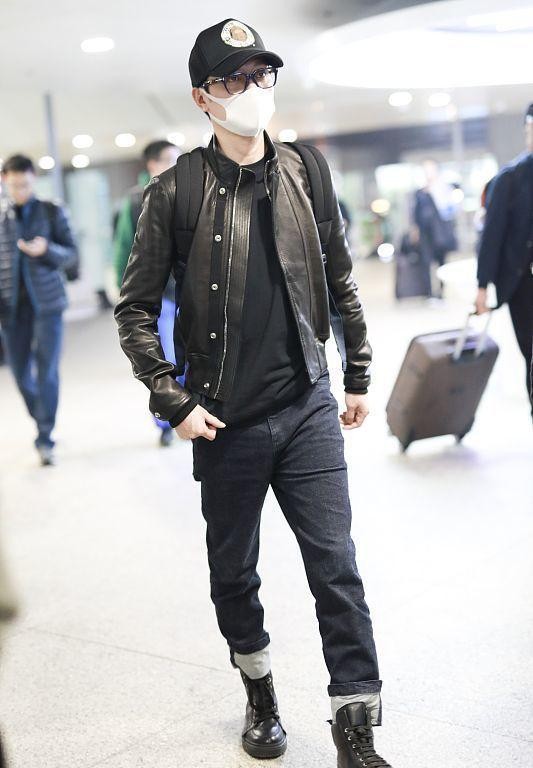 冯绍峰黑色外套搭配蓝色牛仔裤,冯绍峰休闲装穿搭