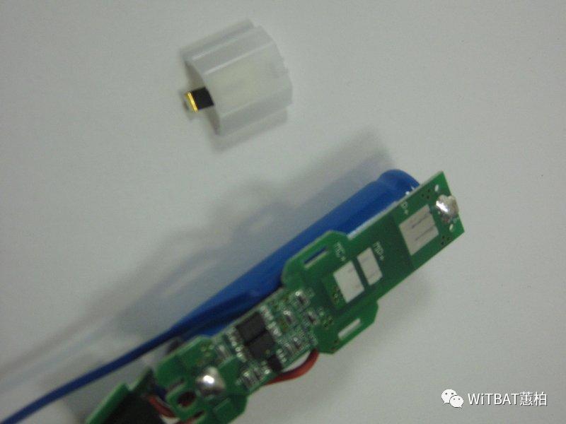 华尔电推剪怎么拆开清理,华尔电推剪更换电池教程