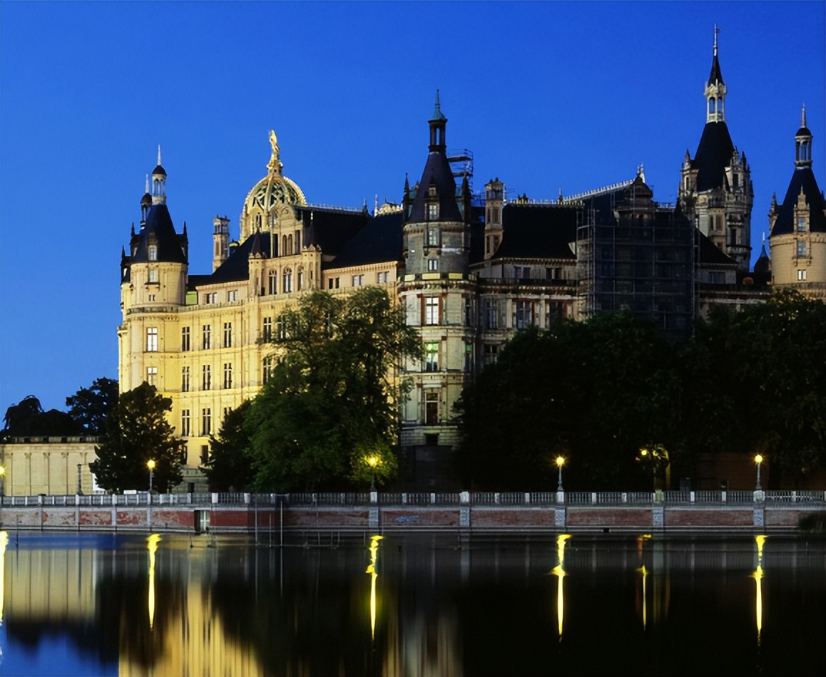 美国作为一个英语国家，却生活着5970万德裔，为什么德语却不通用