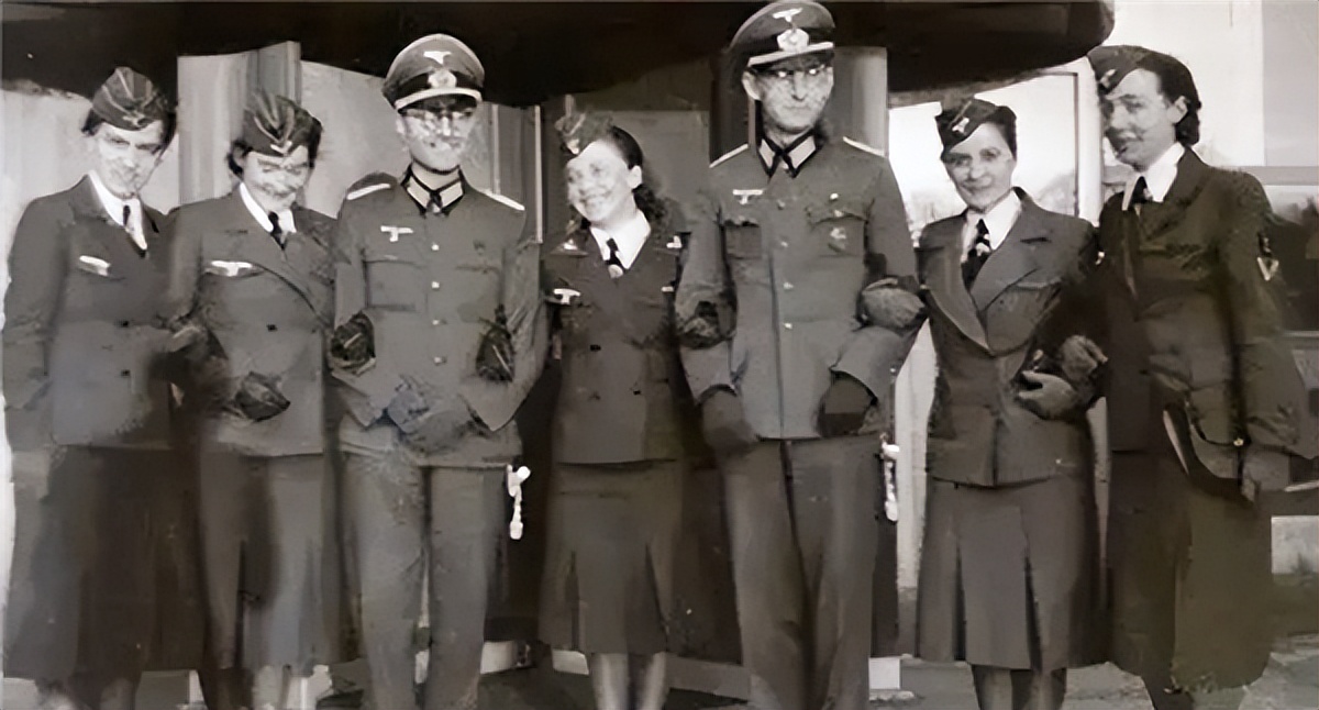 320名纳粹漂亮女兵：怕被苏军报复，狂欢后集体选择自杀