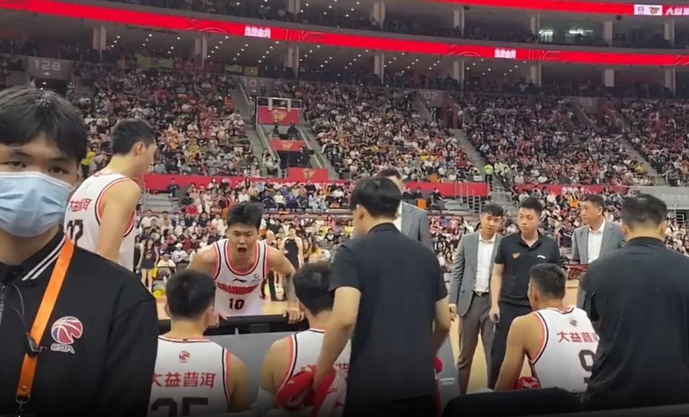 杜锋对赵睿咆哮,赵睿骂张皓嘉