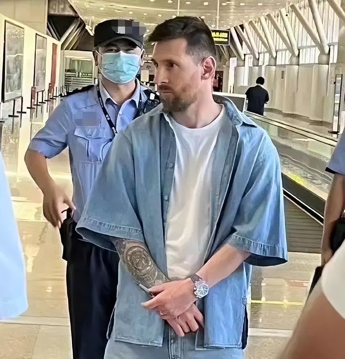 闯进场拥抱梅西球迷发声,球迷冲进球场拥抱梅西跑了多少米