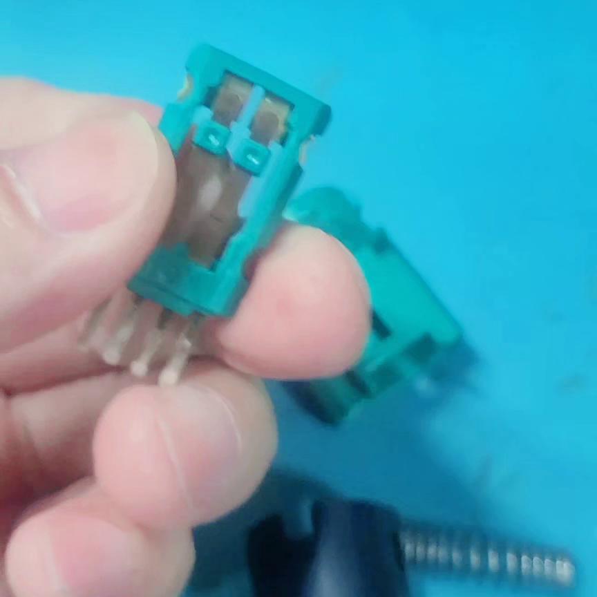 自己动手修标致308刹车开关,标致308更换后刹车片怎么复位