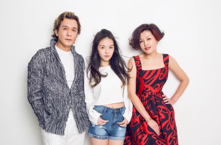 哈文多年后再回国晒照感叹回家好,哈文回国后感动视频