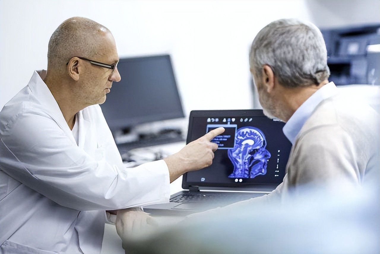 大脑开始“萎缩”时，身体一般会出现这4种反应，不妨仔细观察