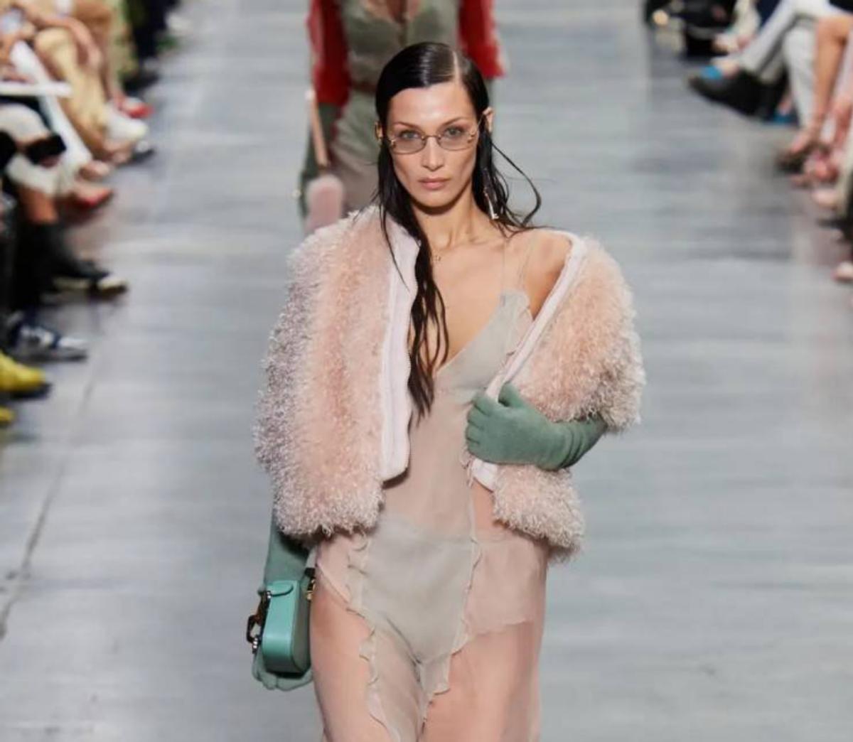 大牌时装秀，频繁暴露隐私部位，到底是追求潮流还是为了博眼球