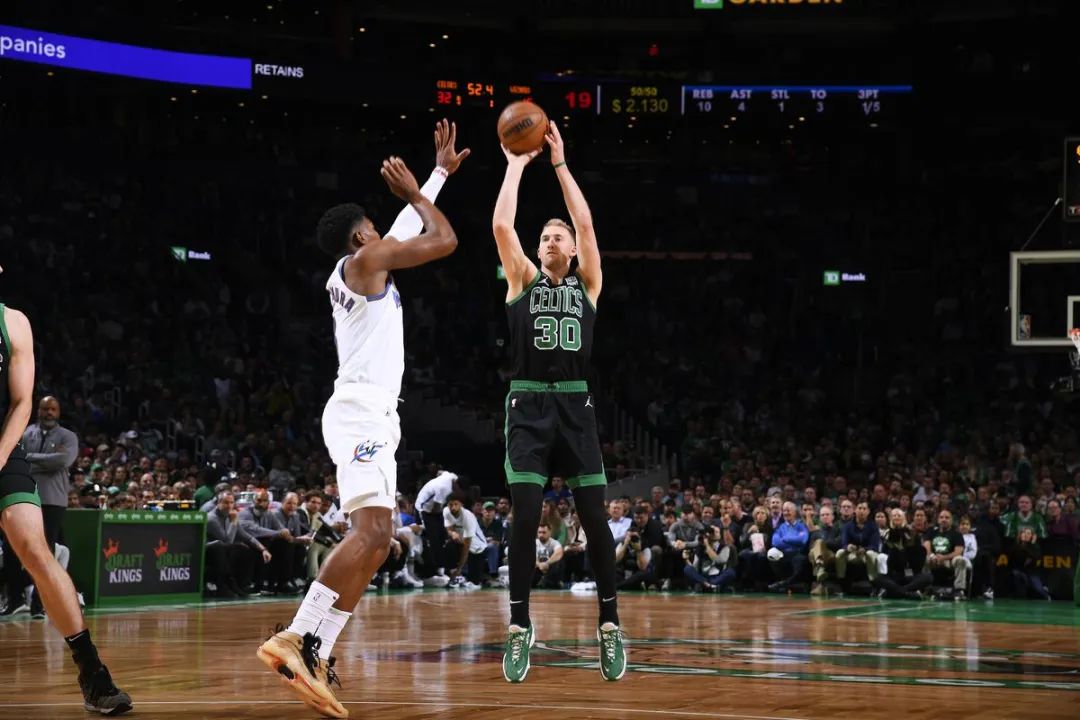 凯尔特人自建三分战术,凯尔特人三分进攻行云流水