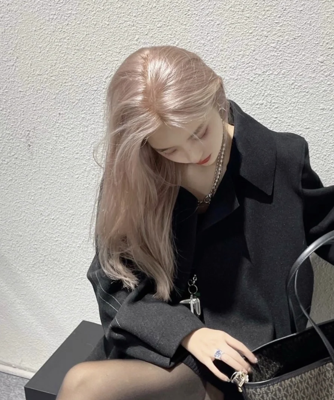 怎么判断自己适合黑发还是浅发,怎么看自己适合黑发还是浅发