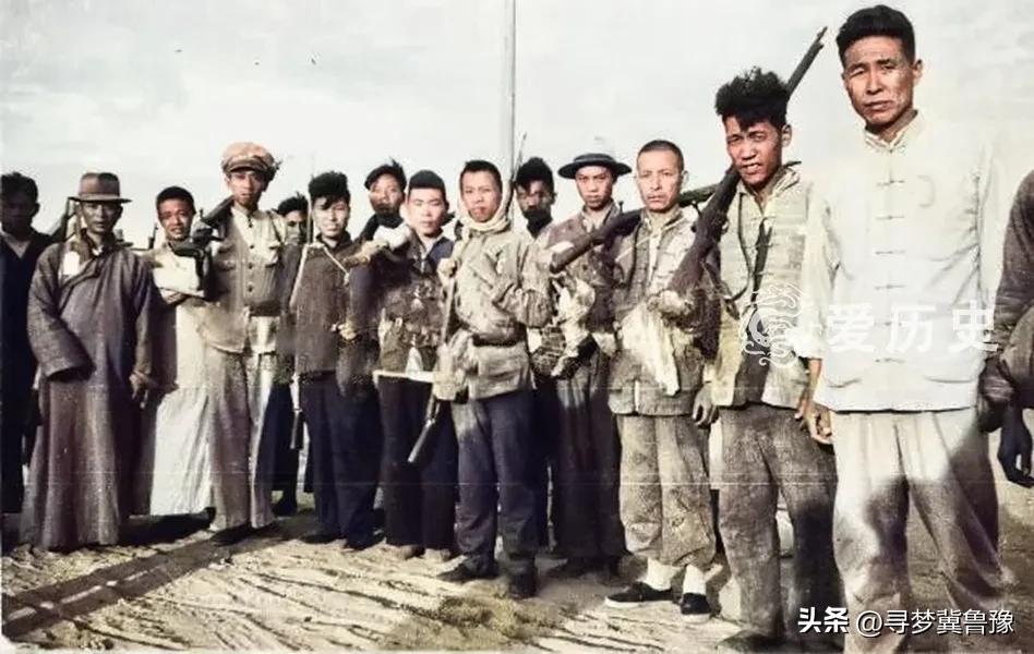 王司令身后常跟七八个盒子，每人都一长一短，人手一辆洋车子…