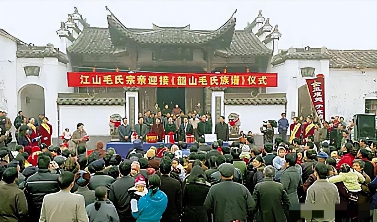 09年毛主席嫡孙替爷爷回浙江寻根，谁料看到族谱时，发现名人众多