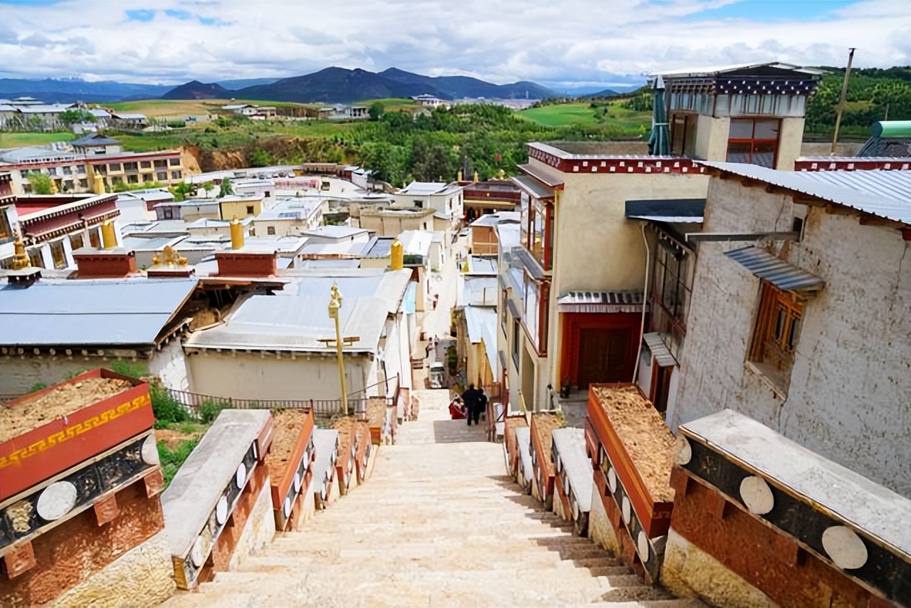 云南布达拉宫简介,云南小布达拉宫主要什么民族