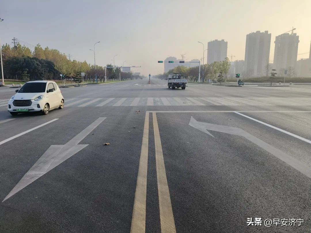 赞！海川路与山博路交叉口渠化改造，解决人车交织效果显著