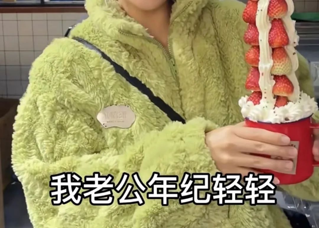 火爆全网的草莓巨塔,草莓塔有这么火吗