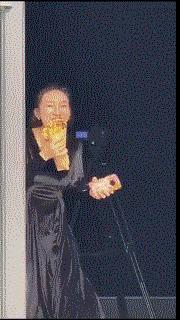 如何评价这个女主持人，主持了一半把*袜丝**脱了？