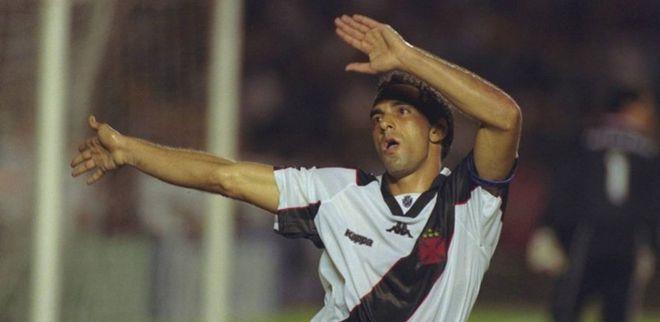 黑白两重天:球场狂欢,牢狱徘徊