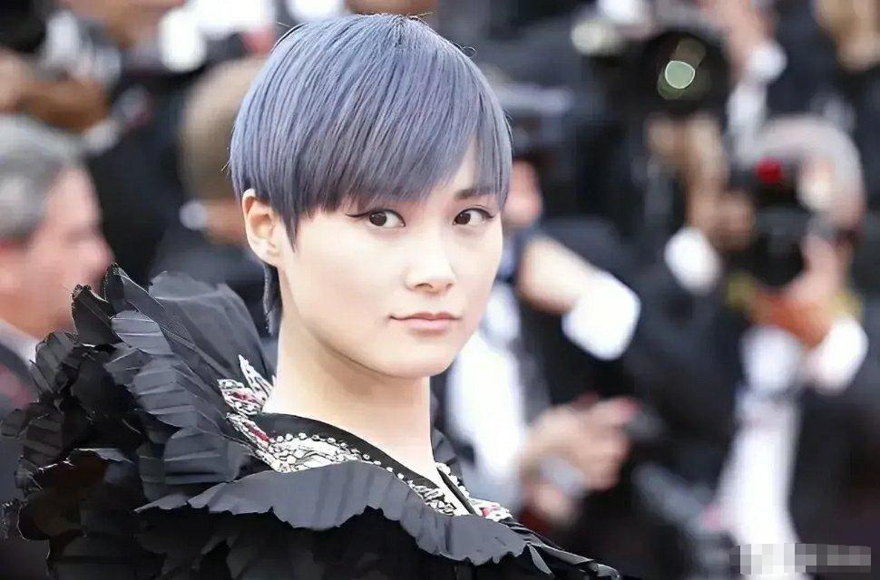 李宇春变身小红帽出席活动,李宇春穿短发短裤