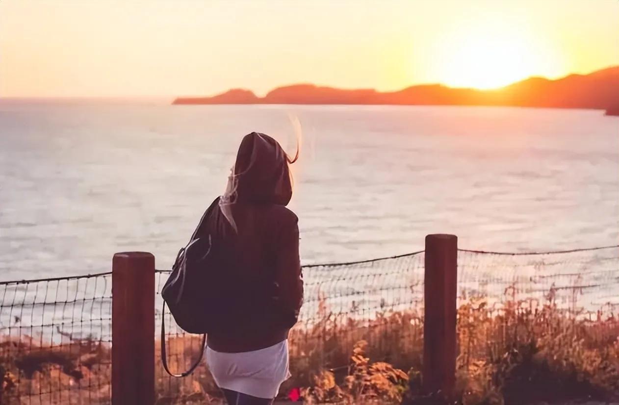 静而不争做一个淡泊中进取的女人,不惊不扰静而不争的女人很强大